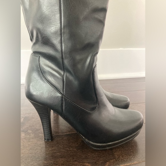 Black Knee High Heeled Boots - Picture 6 of 8